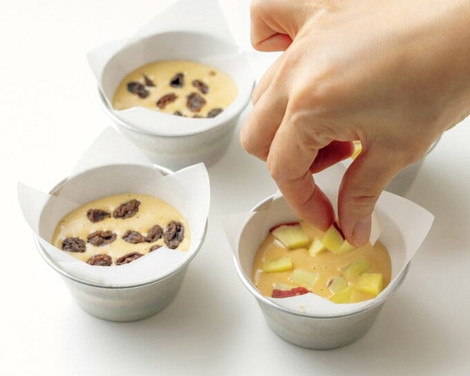 パンのタネにトッピングをのせる様子