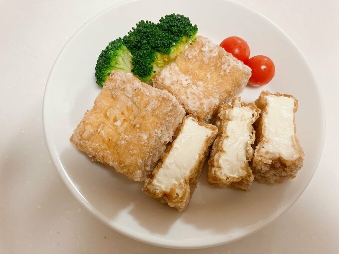 厚揚げの唐揚げが皿に盛られている図