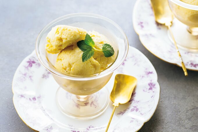 ガラスの器に入った焼きイモアイス