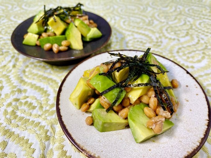 腸に優しい料理のレシピを紹介します(画像はアボカドと納豆のわさび和え)