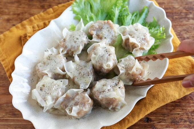 ひとくちチーズシューマイを持つ様子