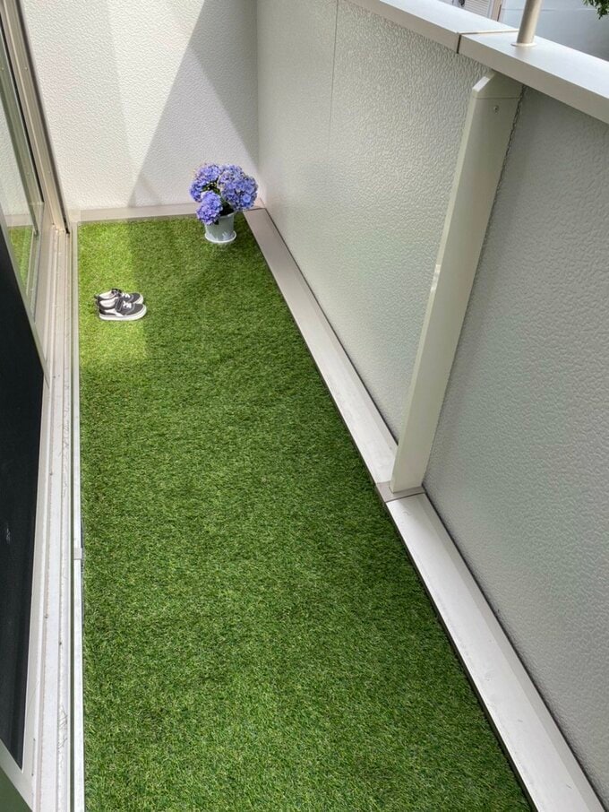人工芝を敷いた直後のバルコニー