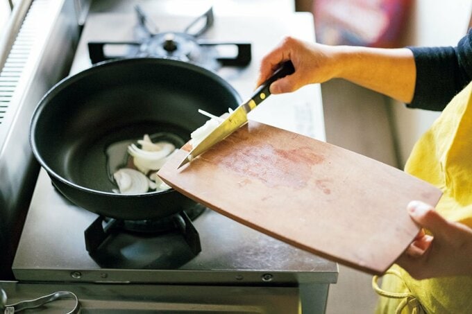 タマネギをフライパンに入れる様子