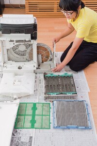 ホコリを吸いながら分解する