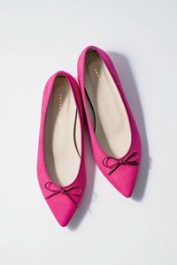 ビビッドなピンクとクールなとんがりが旬のバレエシューズ