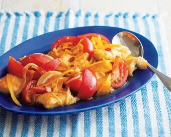 鶏胸肉のトマト南蛮漬け。揚げ焼きだから少なめの油でOK