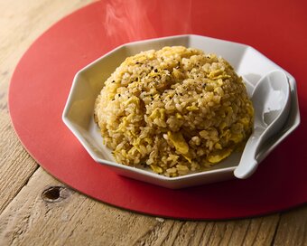 具は「卵だけ」の“絶品”チャーハン。簡単に家でしっとりパラパラにつくるコツ
