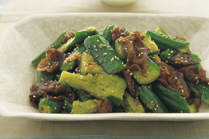 しみしみ甘辛味が最高な「キュウリと牛肉の韓国風炒め」。たたいてから炒めると味がなじむ　