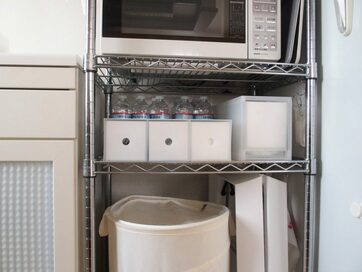 棚の奥のデッドスペースを生かす方法。見える化して非常食置き場に