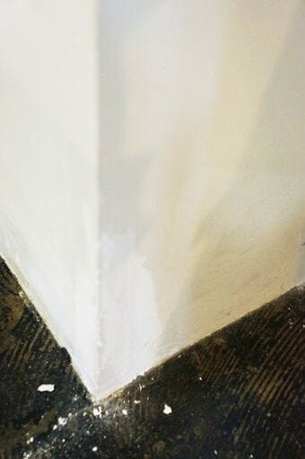 角の擦れ傷はパテで成形