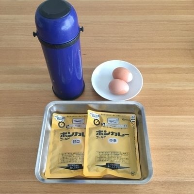 レトルトカレーと水筒と卵