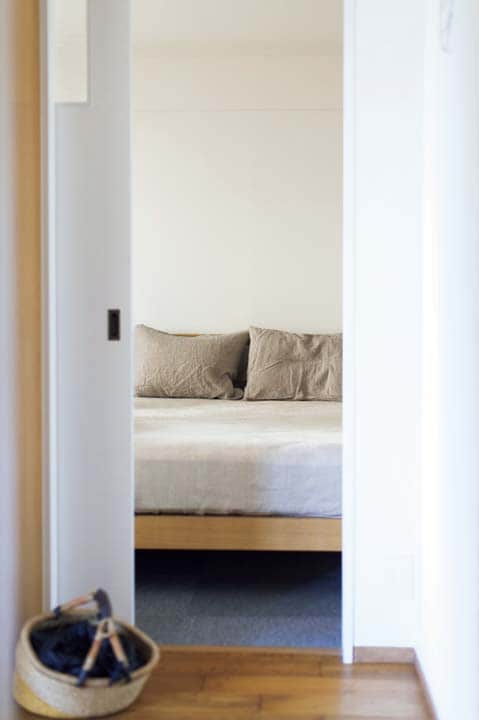 床にタイルカーペットを採用した寝室