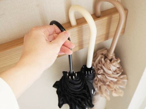 無印良品「壁に付けられる家具」の長押に傘を掛ける