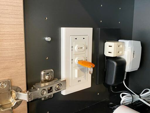 電動昇降機の壁付けスイッチ