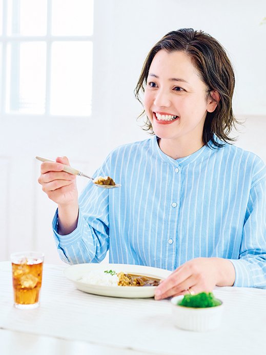 カレーを食べる佐藤さん