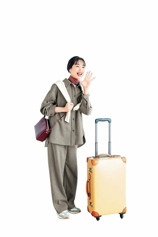 シャツとパンツのセットアップを着た女性