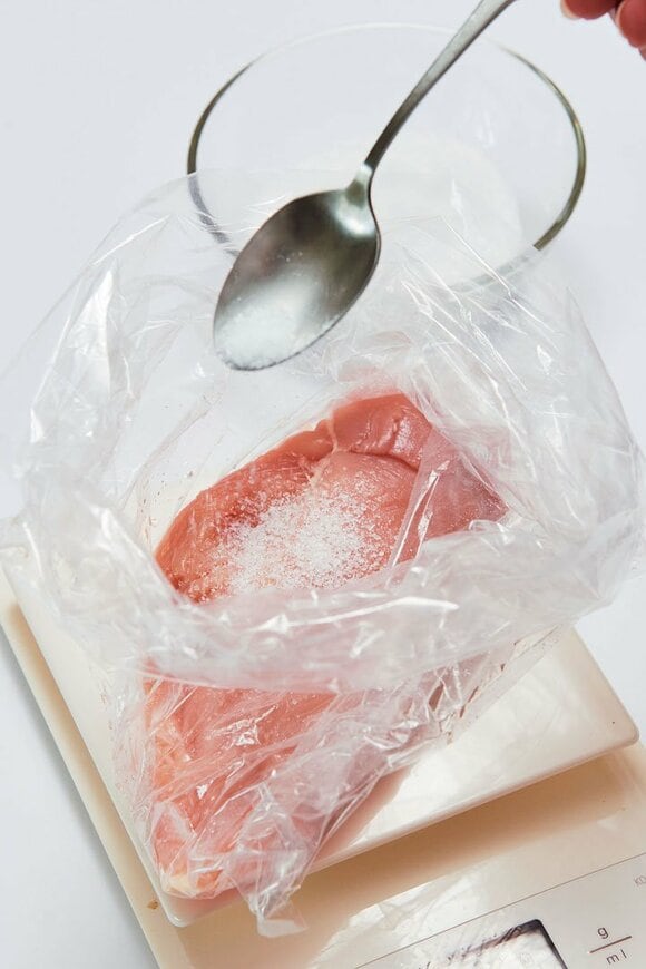 肉の重量の1％弱の塩をふる
