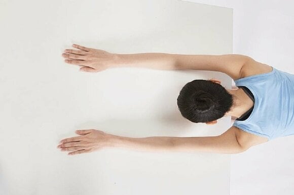 両腕は肩幅に広げる