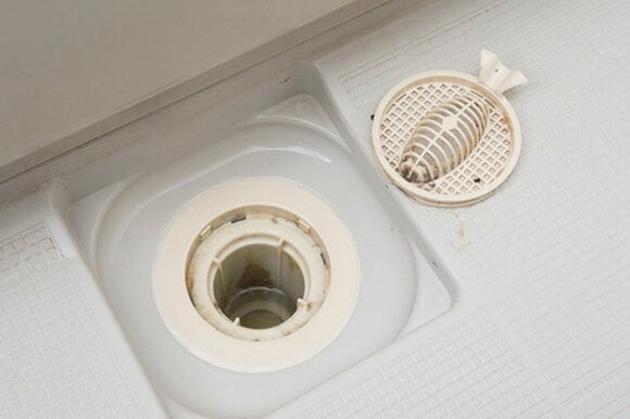 キャッチャーなど外せるものは外して洗剤液を吹きかける