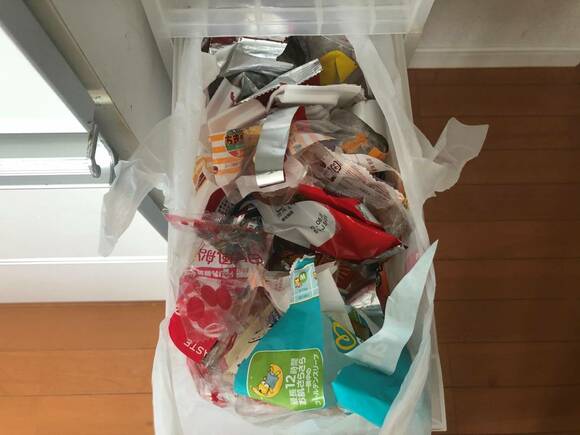 プラゴミを小さく切って捨てる様子