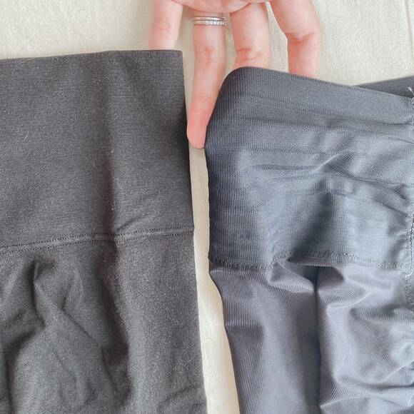 ヒートテックタイプとスムースタイプに手を添える