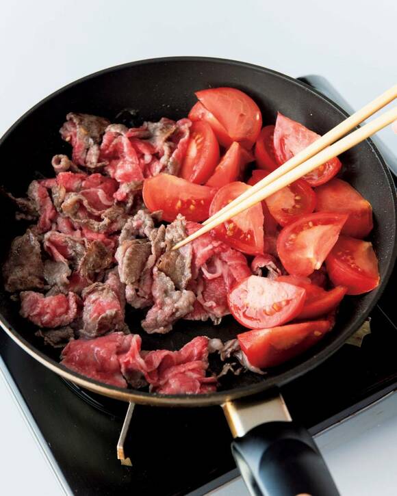 牛肉とトマトを2分ほど焼きつける
