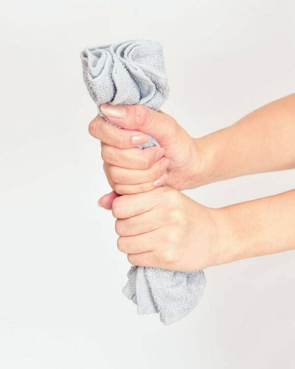 タオル両手で持つ