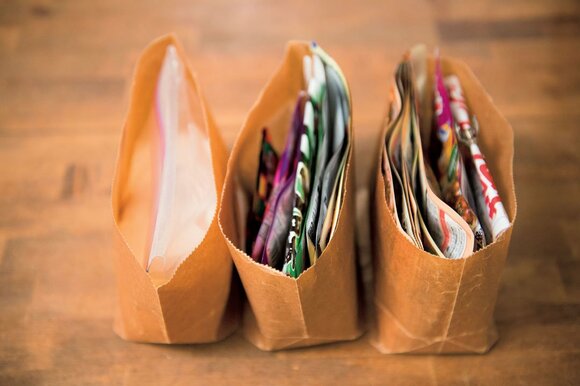 よく使うふりかけなどは包装紙のまま入れる