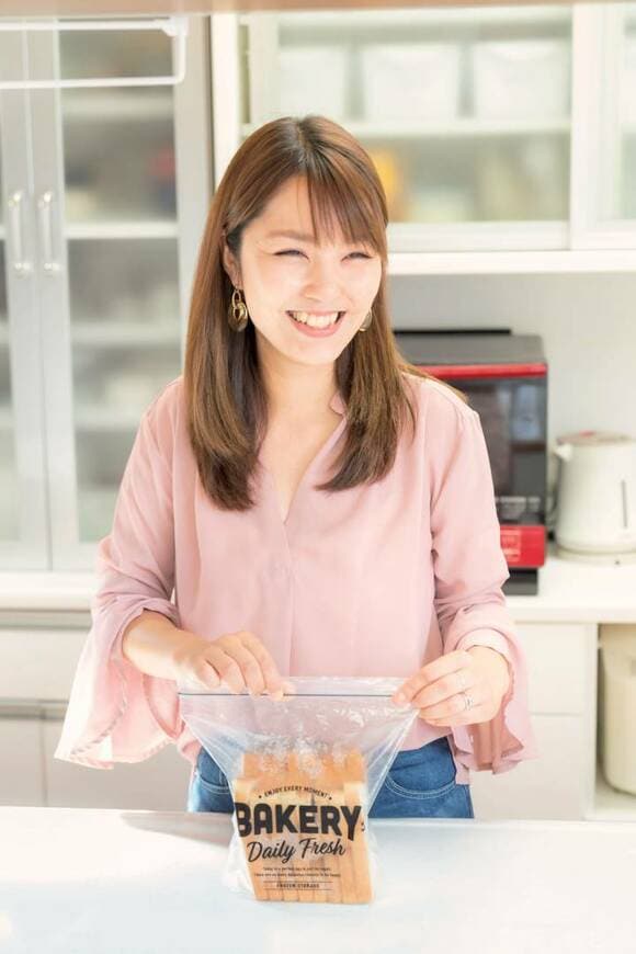 保存袋を持つ女性