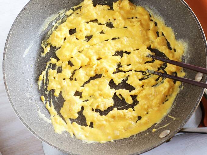 フライパンに卵を入れて混ぜる