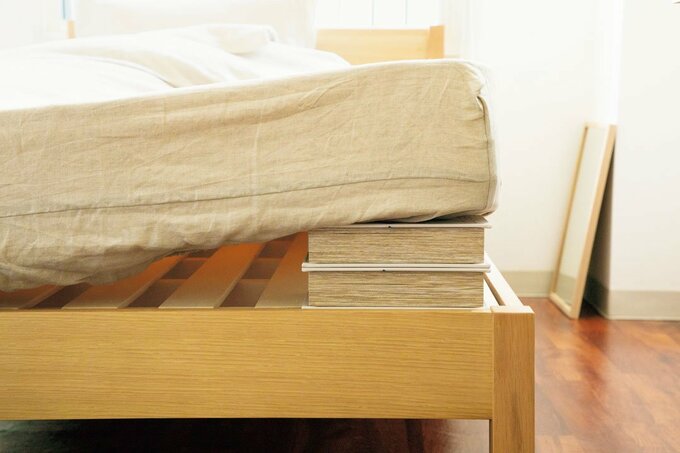 マットレス下に本