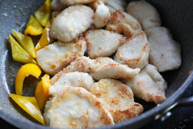鶏胸肉とパプリカを焼く