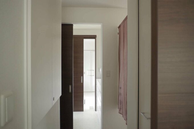 寝室から浴室までのドア