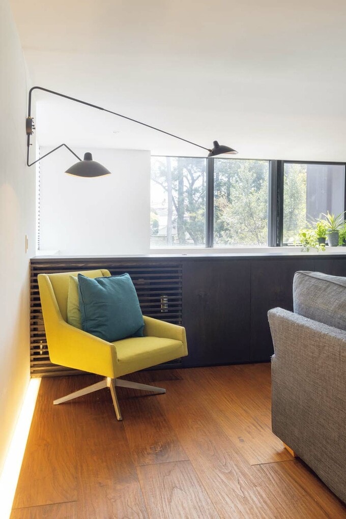 リビングにはセルジュ・ムーユの照明がある