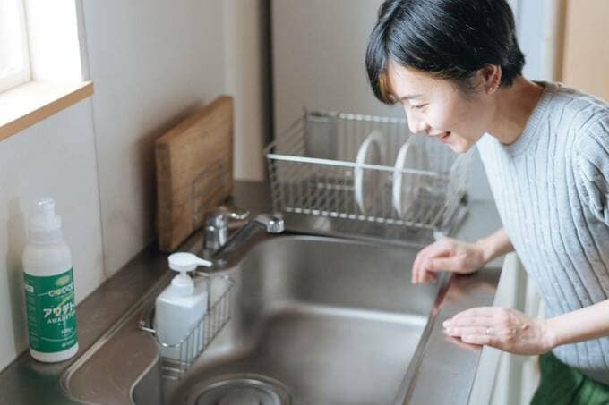 洗いあがりを確認する様子