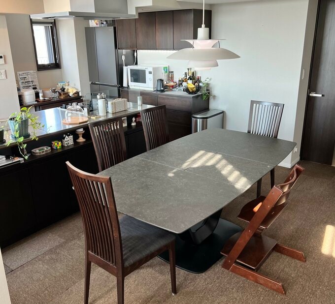 テーブルの上になにもなくすっきりとしたキッチン