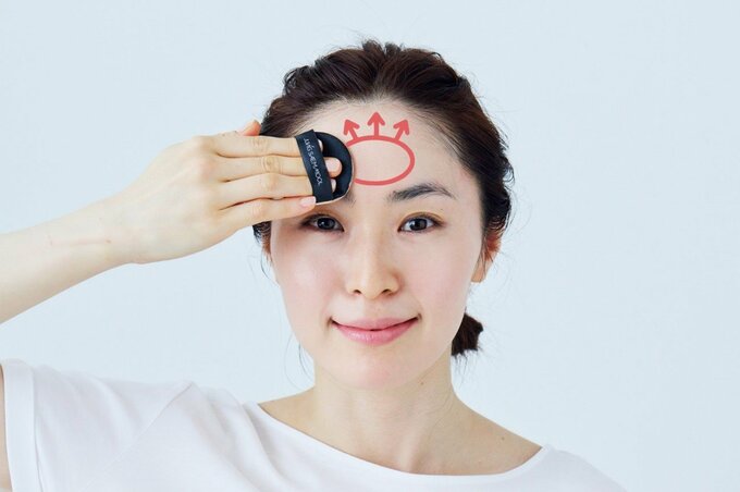 額にファンデをのせる