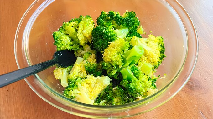 ブロッコリーの芯の部分も薄くカットして加え、あえる