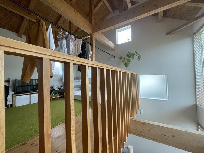 吹き抜けから部屋干しスペースを見る
