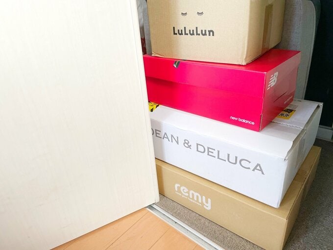 クローゼットの床に置いた箱類