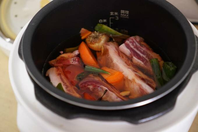 お鍋に野菜の切れ端など