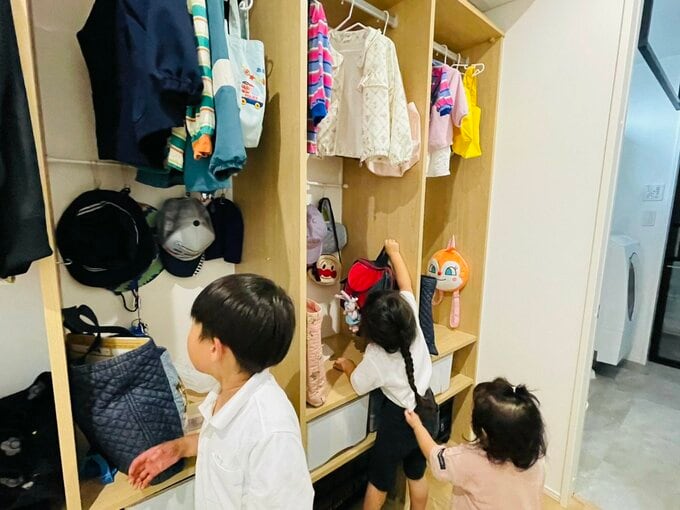 ロッカールームで片づけをする様子