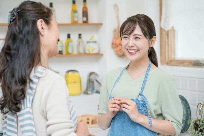 笑顔で会話する女性たち