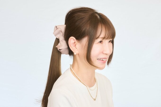 ひとつ結びの女性横顔