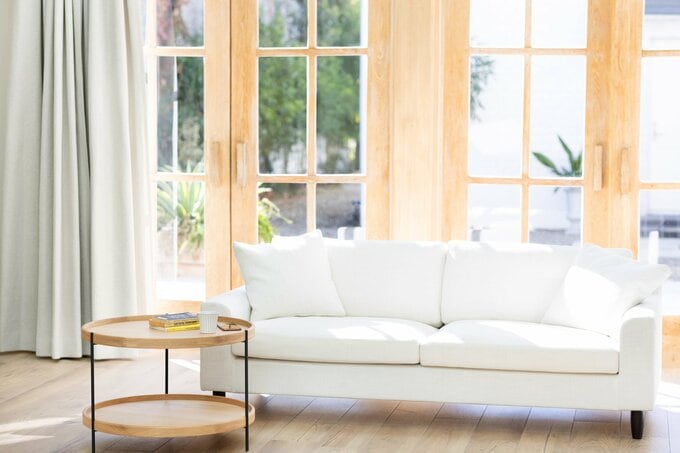 窓の多いリビング