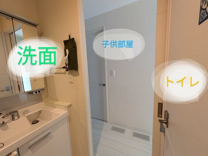 脱衣所から子ども部屋を見る