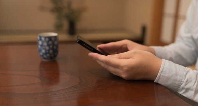 スマホを見ている人