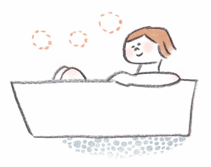 湯船で入浴する女性