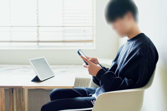 男性スマホ