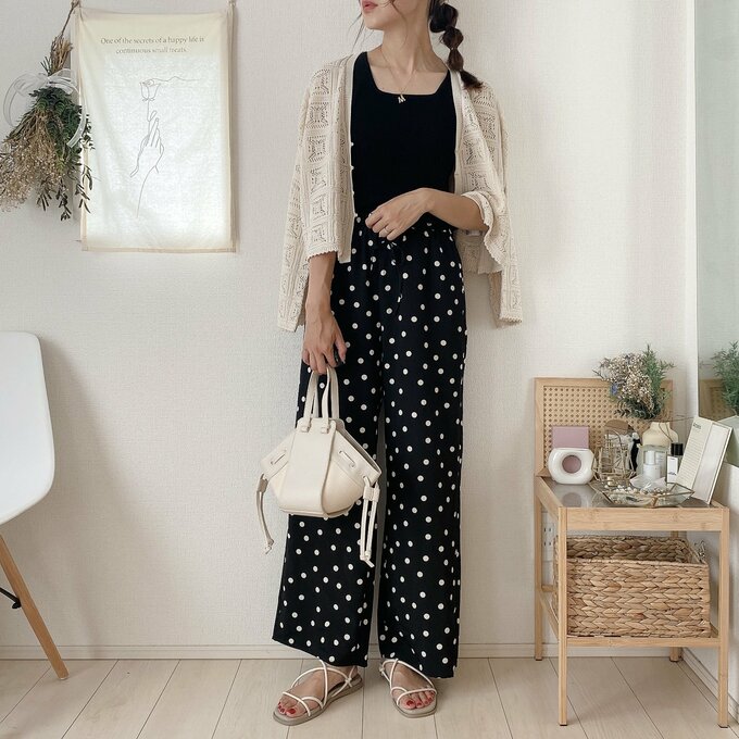 透かし編みカーデとドット柄でおしゃれ見え！